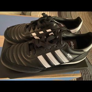 Adidas Mundial Team, TURF, Men’s size 6.
